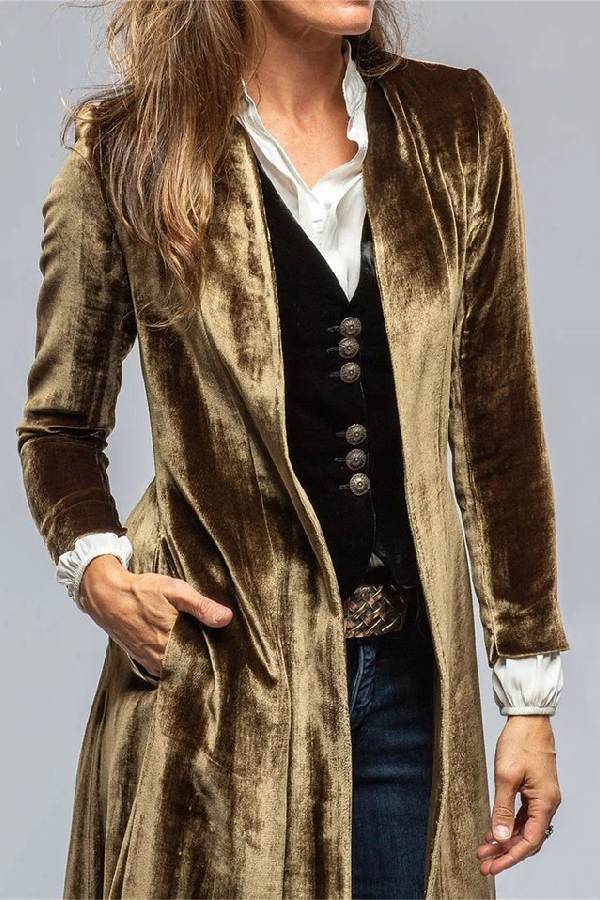 Ivette Velvet Duster – Vintage-Inspired Outerwear with a Luxe Drape