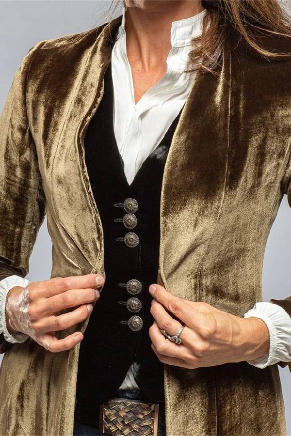 Ivette Velvet Duster – Vintage-Inspired Outerwear with a Luxe Drape