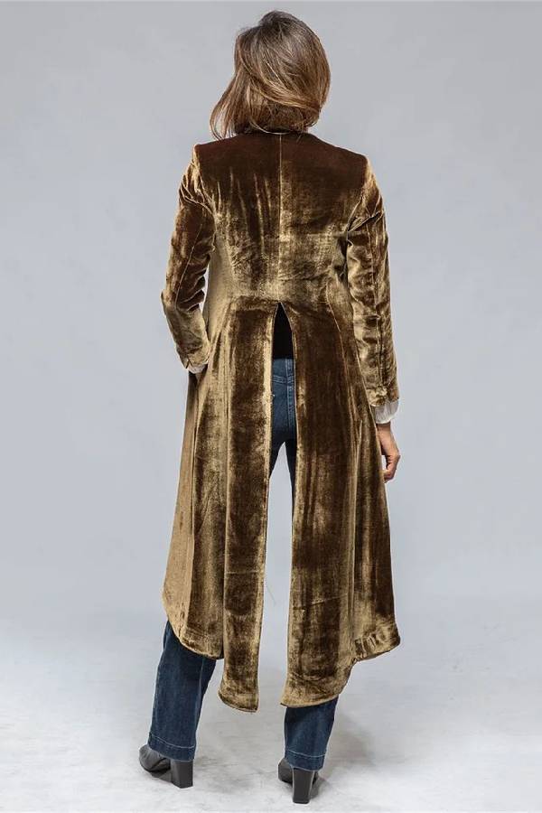 Ivette Velvet Duster – Vintage-Inspired Outerwear with a Luxe Drape